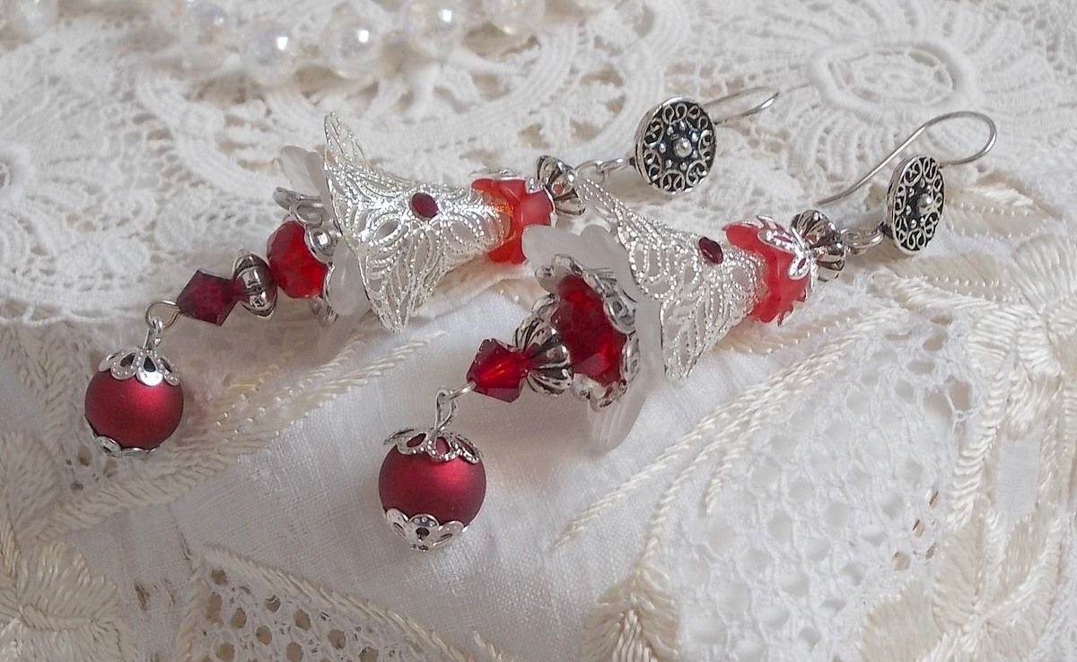 BO Tendre Rouge med Swarovski-kristaller, runda facetterade pärlor och öronkrokar i 925/1000 silver.