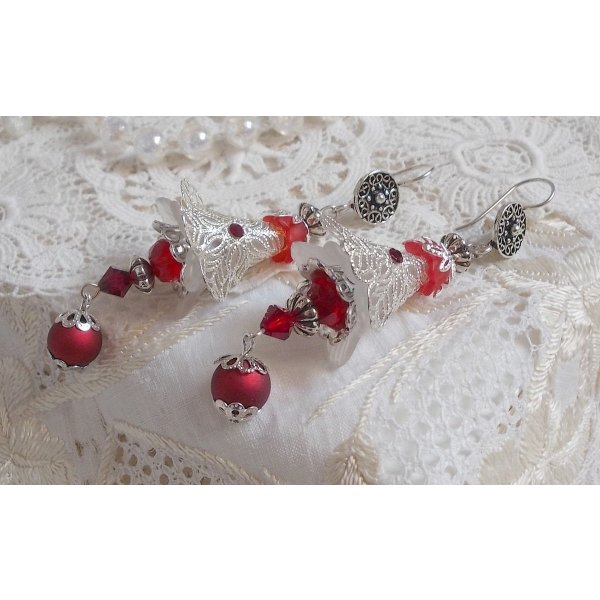BO Tendre Rouge med Swarovski-kristaller, runda facetterade pärlor och öronkrokar i 925/1000 silver.