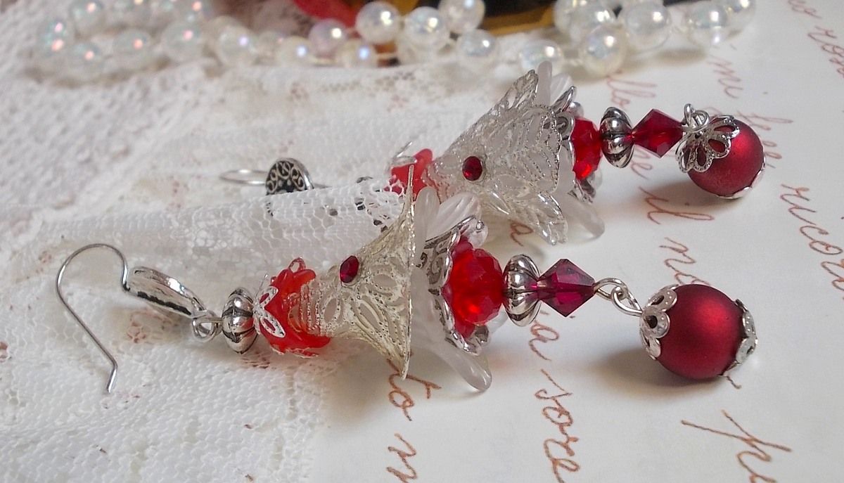 BO Tendre Rouge med Swarovski-kristaller, runda facetterade pärlor och öronkrokar i 925/1000 silver.