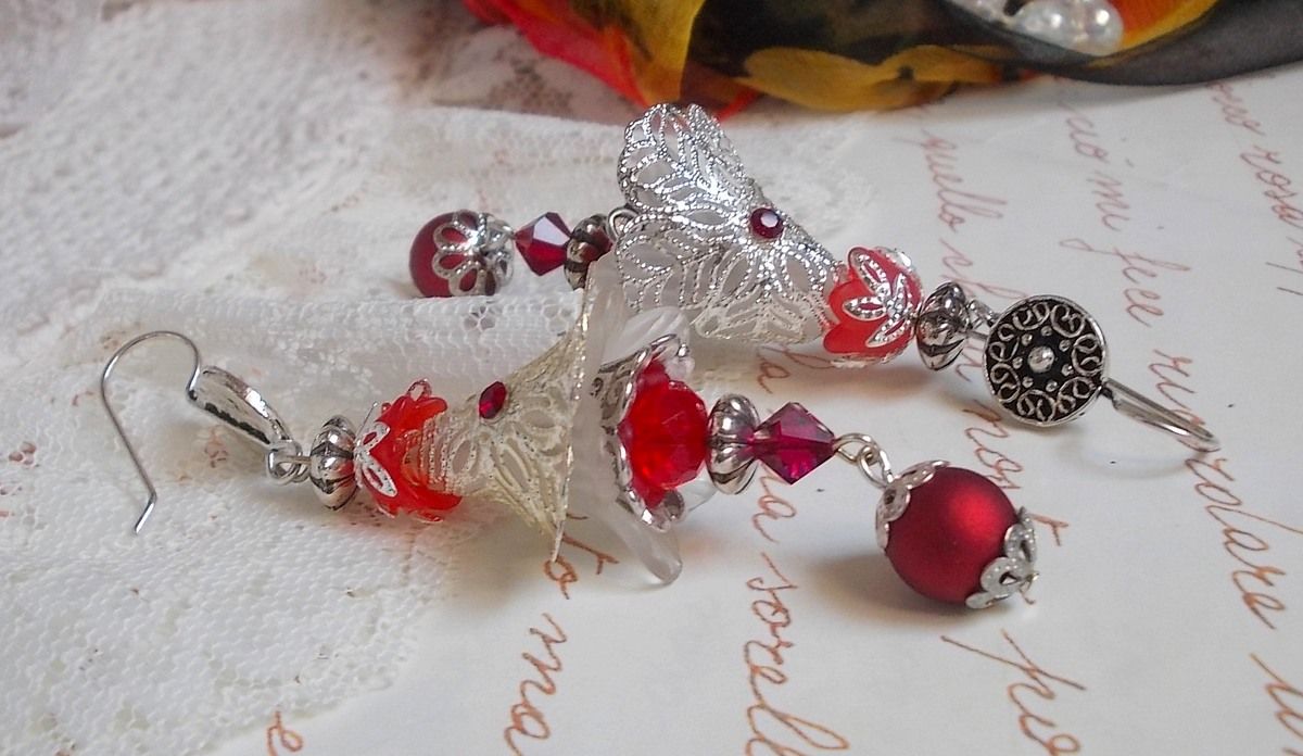 BO Tendre Rouge med Swarovski-kristaller, runda facetterade pärlor och öronkrokar i 925/1000 silver.