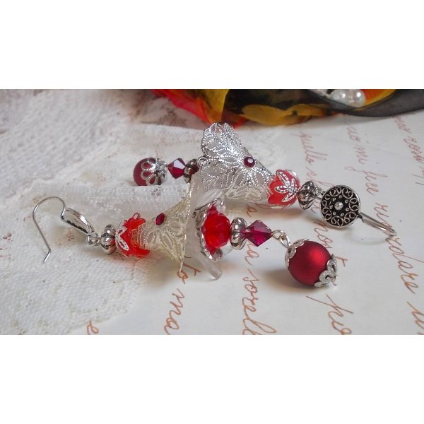 BO Tendre Rouge med Swarovski-kristaller, runda facetterade pärlor och öronkrokar i 925/1000 silver.
