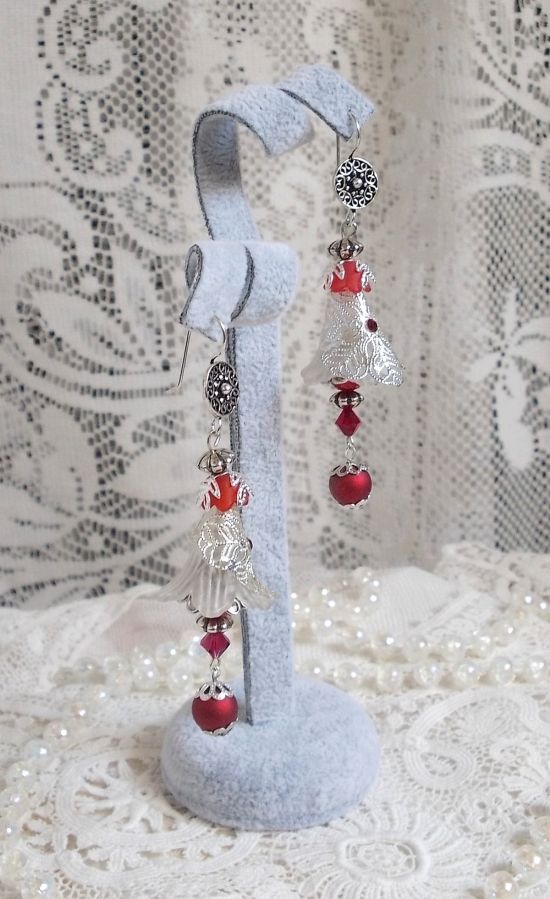 BO Tendre Rouge med Swarovski-kristaller, runda facetterade pärlor och öronkrokar i 925/1000 silver.