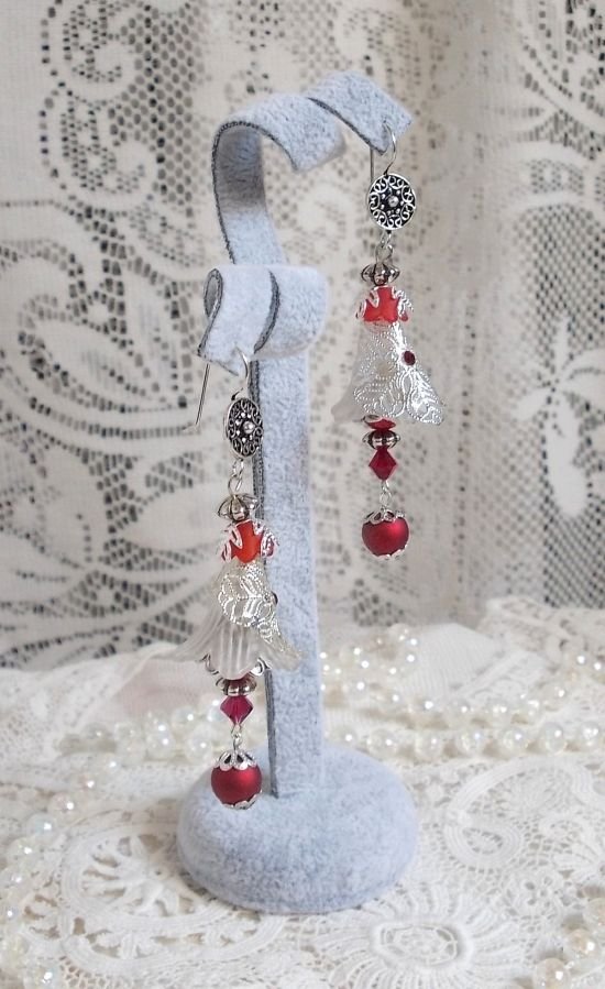 BO Tendre Rouge med Swarovski-kristaller, runda facetterade pärlor och öronkrokar i 925/1000 silver.