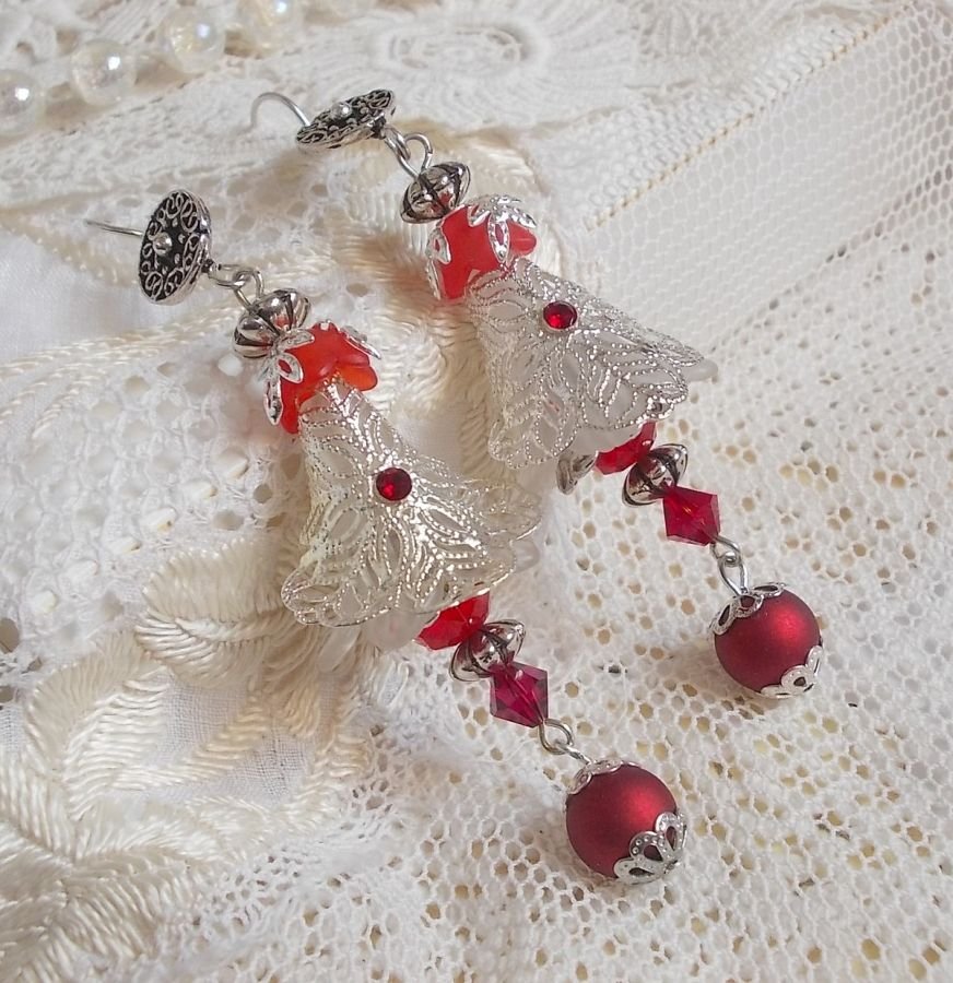BO Tendre Rouge med Swarovski-kristaller, runda facetterade pärlor och öronkrokar i 925/1000 silver.