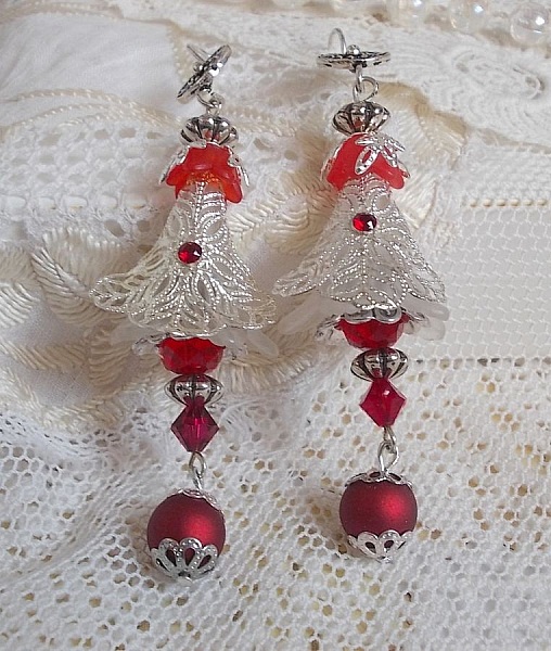 BO Tendre Rouge med Swarovski-kristaller, runda facetterade p&auml;rlor och &ouml;ronkrokar i 925/1000 silver.