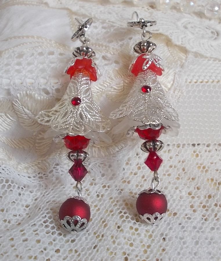 BO Tendre Rouge med Swarovski-kristaller, runda facetterade pärlor och öronkrokar i 925/1000 silver.