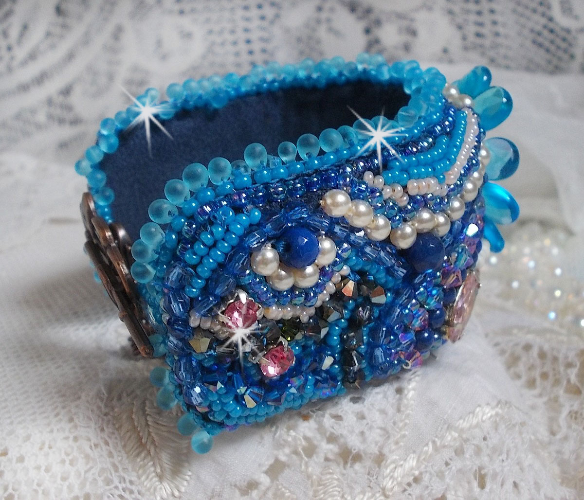 Belle Epoque Haute-Couture-armband broderat med Swarovski-kristaller, harts-cabochoner och fröpärlor