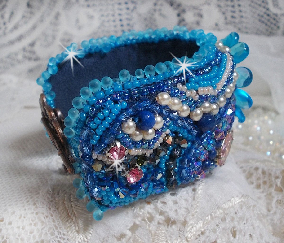 Belle Epoque Haute-Couture-armband broderat med Swarovski-kristaller, harts-cabochoner och fröpärlor