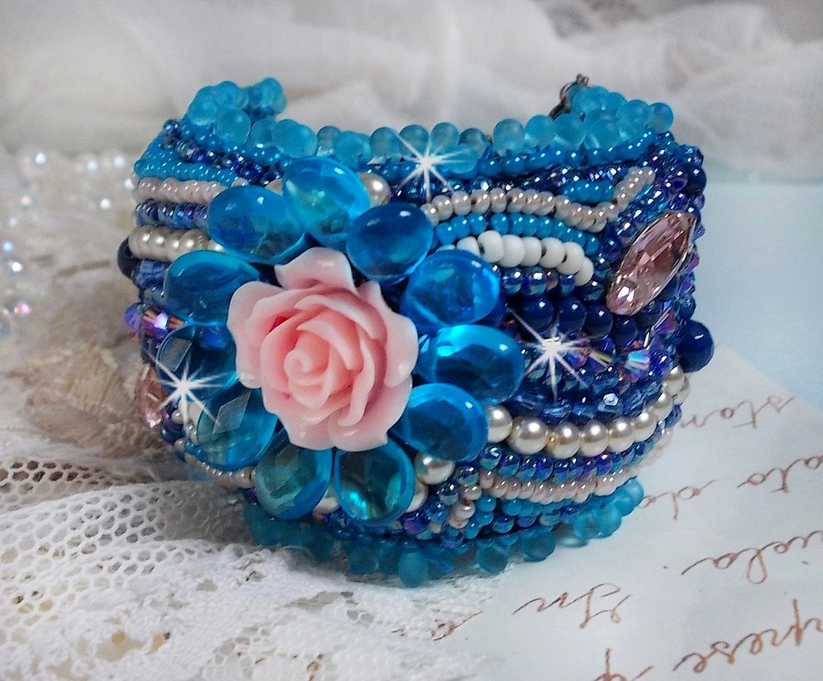 Belle Epoque Haute-Couture-armband broderat med Swarovski-kristaller, harts-cabochoner och fröpärlor