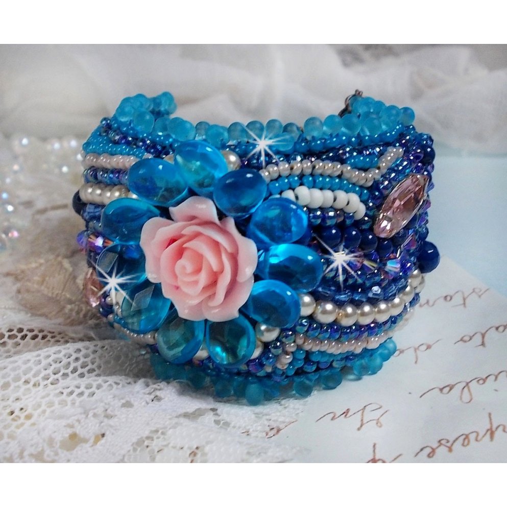 Belle Epoque Haute-Couture-armband broderat med Swarovski-kristaller, harts-cabochoner och fröpärlor