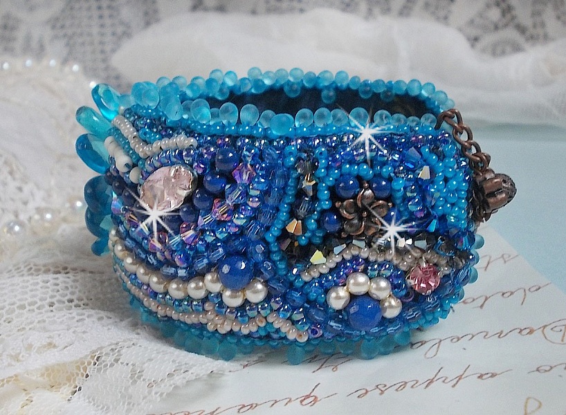 Belle Epoque Haute-Couture-armband broderat med Swarovski-kristaller, harts-cabochoner och fr&ouml;p&auml;rlor