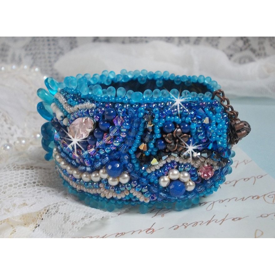Belle Epoque Haute-Couture-armband broderat med Swarovski-kristaller, harts-cabochoner och fröpärlor