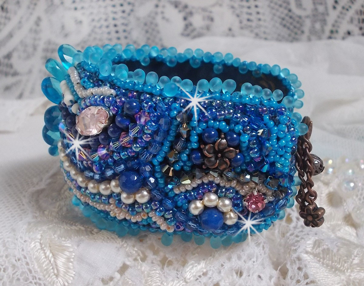 Belle Epoque Haute-Couture-armband broderat med Swarovski-kristaller, harts-cabochoner och fröpärlor