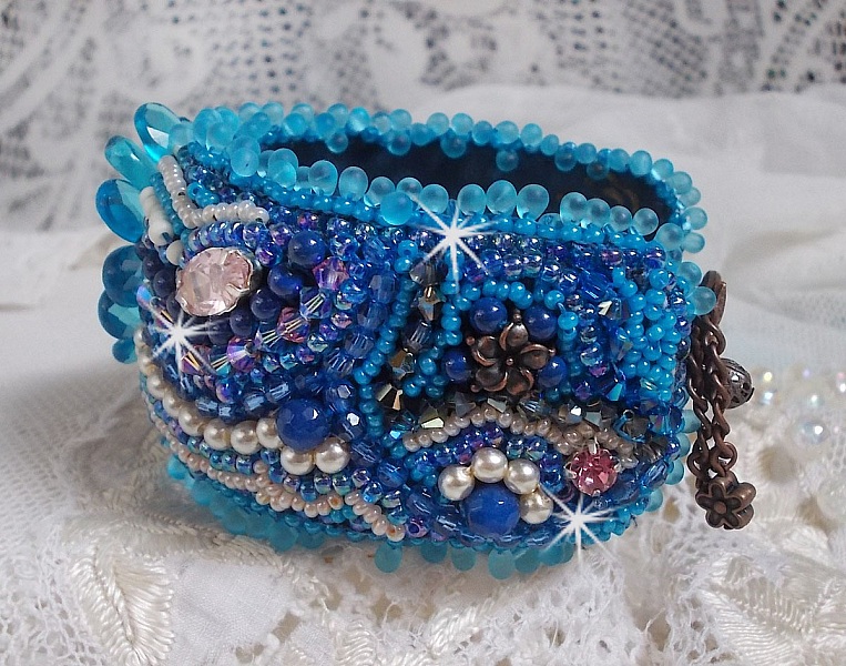 Belle Epoque Haute-Couture-armband broderat med Swarovski-kristaller, harts-cabochoner och fr&ouml;p&auml;rlor