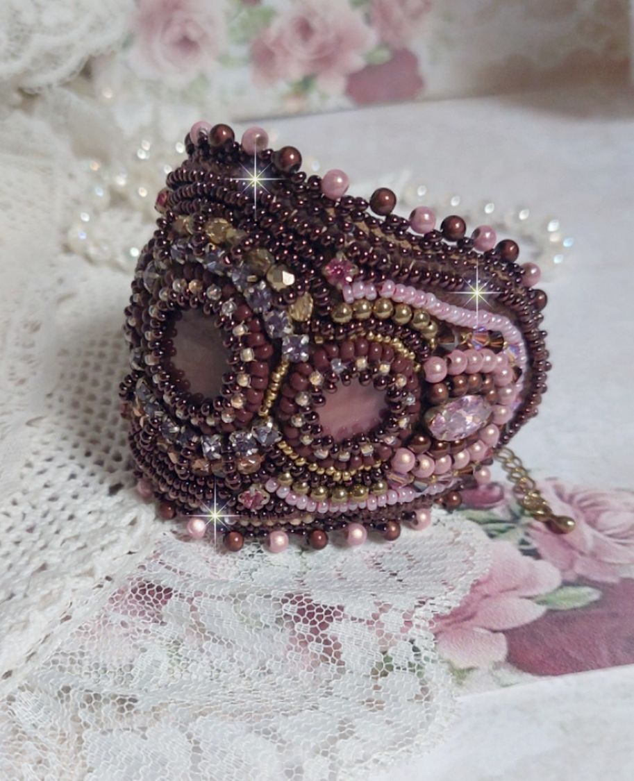 Romance manschettarmband broderat med mahognypärlor och fröpärlor i vintagestil.