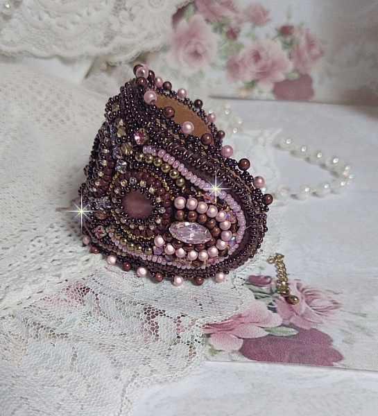Romance manschettarmband broderat med mahognyp&auml;rlor och fr&ouml;p&auml;rlor i vintagestil.