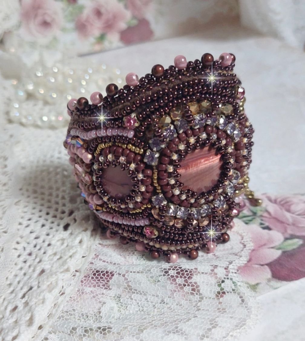 Romance manschettarmband broderat med mahognypärlor och fröpärlor i vintagestil.