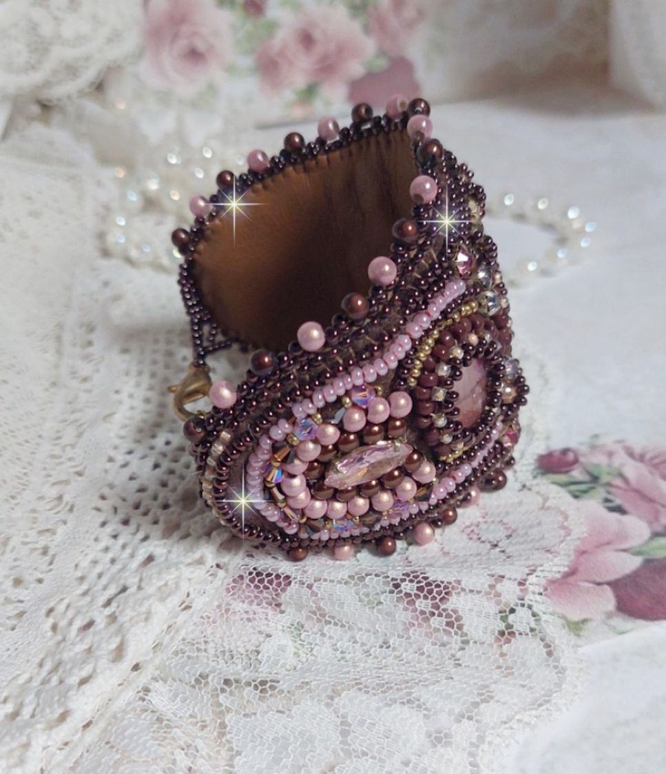 Romance manschettarmband broderat med mahognypärlor och fröpärlor i vintagestil.