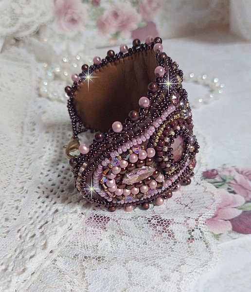 Romance manschettarmband broderat med mahognyp&auml;rlor och fr&ouml;p&auml;rlor i vintagestil.