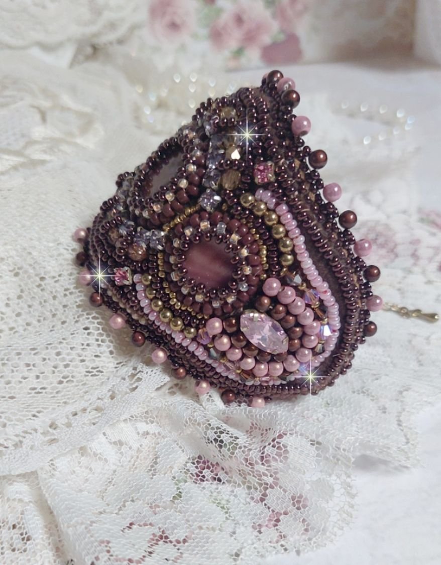Romance manschettarmband broderat med mahognypärlor och fröpärlor i vintagestil.
