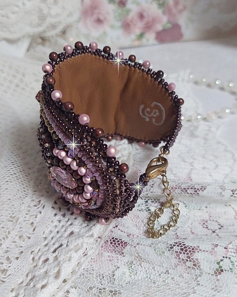 Romance manschettarmband broderat med mahognyp&auml;rlor och fr&ouml;p&auml;rlor i vintagestil.