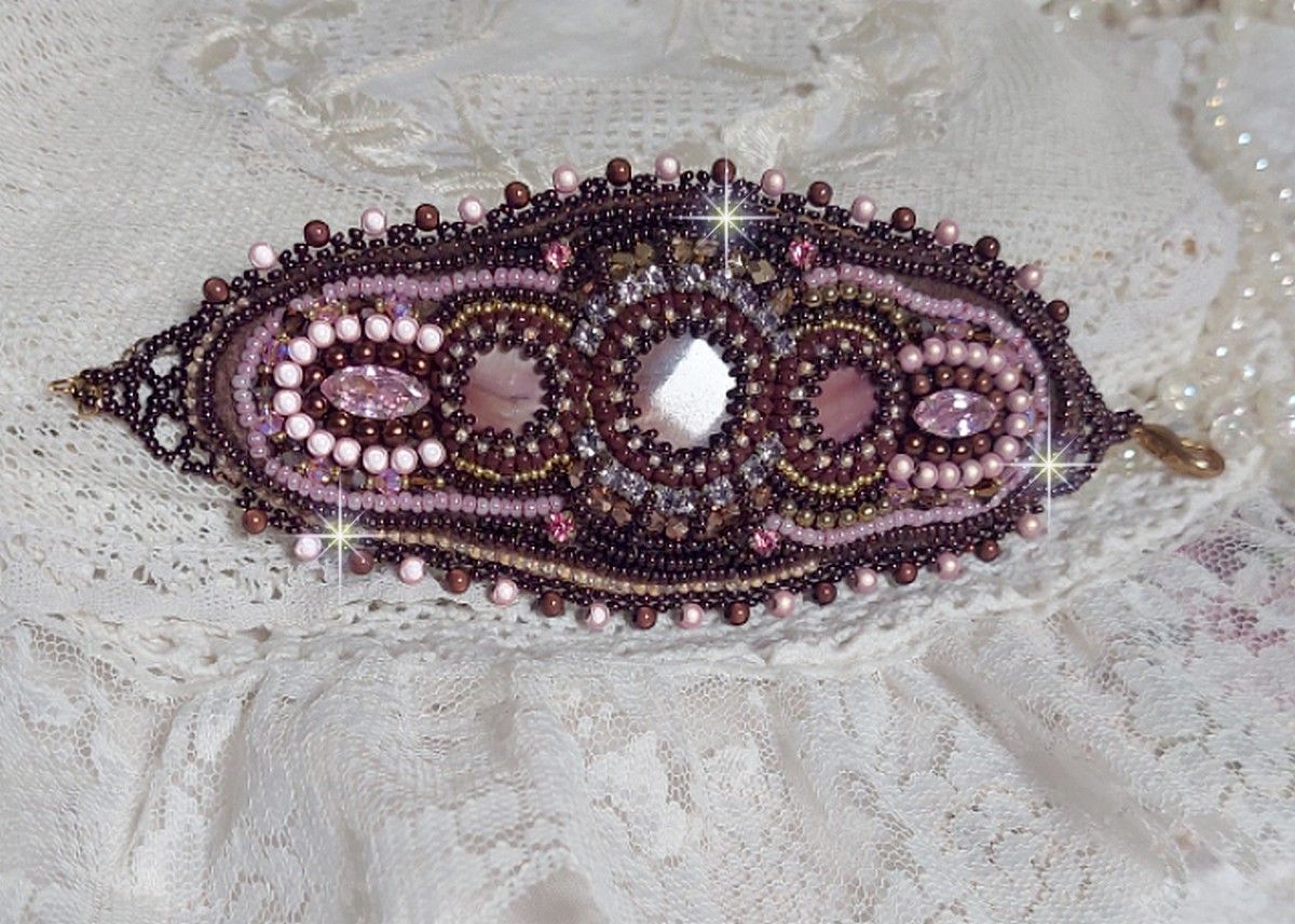 Romance manschettarmband broderat med mahognypärlor och fröpärlor i vintagestil.
