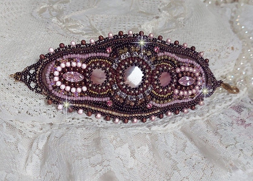 Romance manschettarmband broderat med mahognyp&auml;rlor och fr&ouml;p&auml;rlor i vintagestil.
