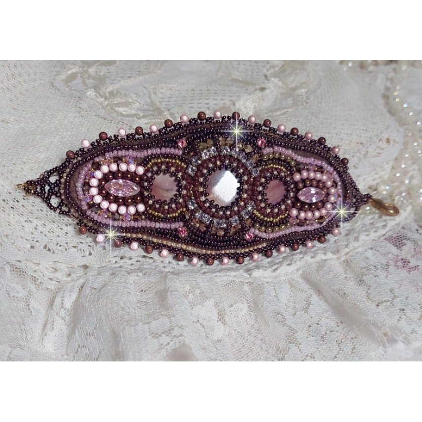 Romance manschettarmband broderat med mahognypärlor och fröpärlor i vintagestil.
