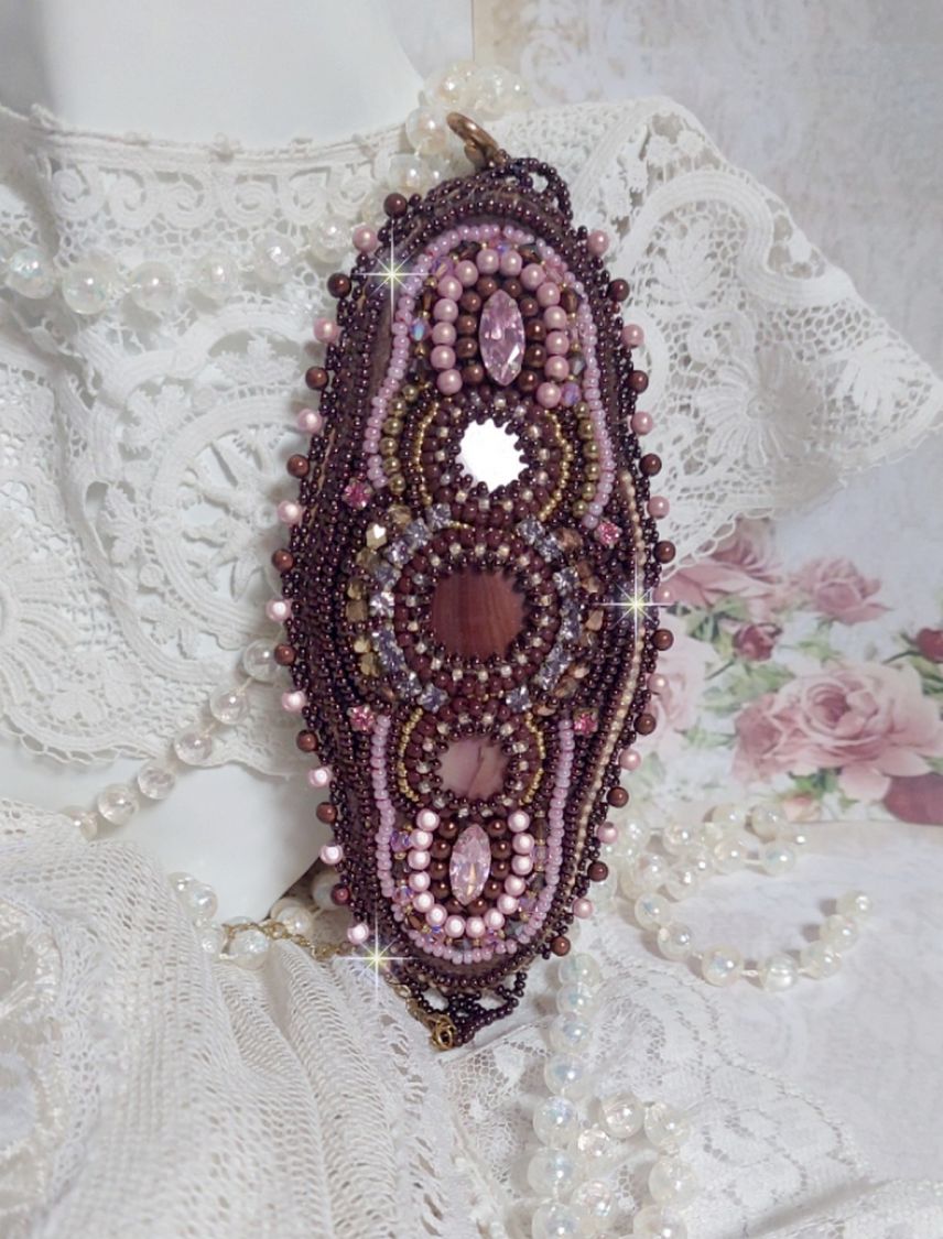 Romance manschettarmband broderat med mahognypärlor och fröpärlor i vintagestil.