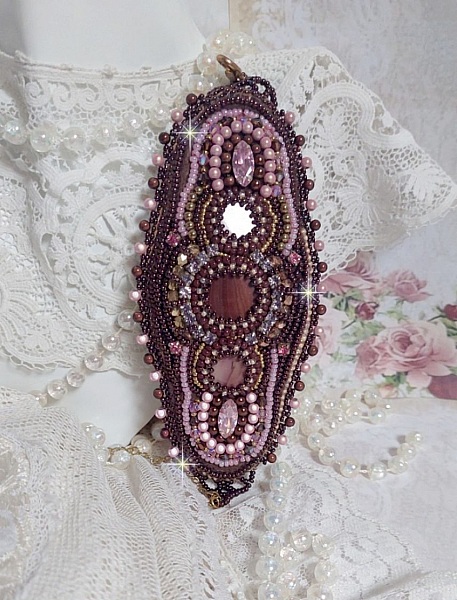 Romance manschettarmband broderat med mahognyp&auml;rlor och fr&ouml;p&auml;rlor i vintagestil.