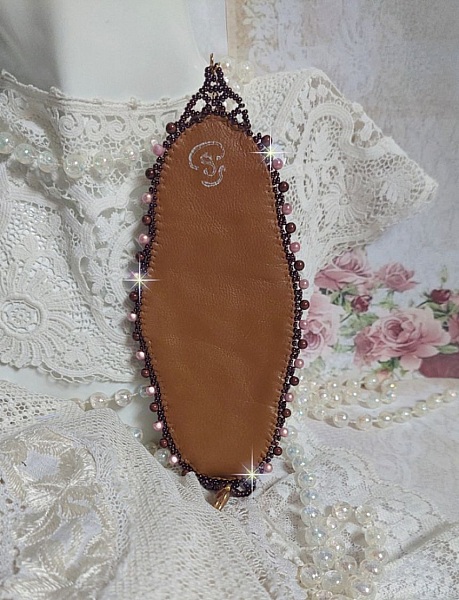 Romance manschettarmband broderat med mahognyp&auml;rlor och fr&ouml;p&auml;rlor i vintagestil.