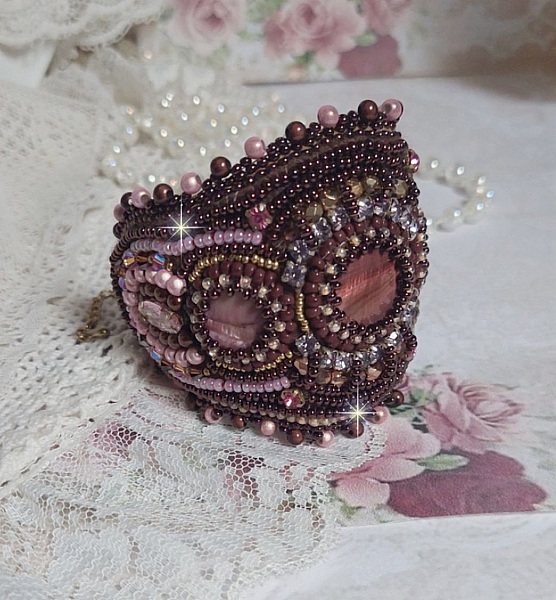 Romance manschettarmband broderat med mahognyp&auml;rlor och fr&ouml;p&auml;rlor i vintagestil.