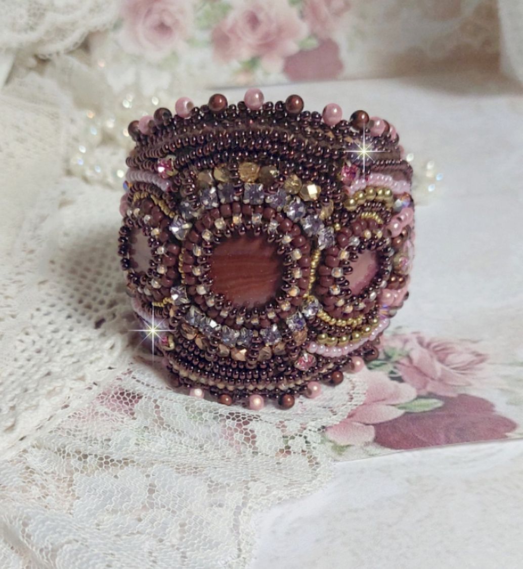 Romance manschettarmband broderat med mahognypärlor och fröpärlor i vintagestil.