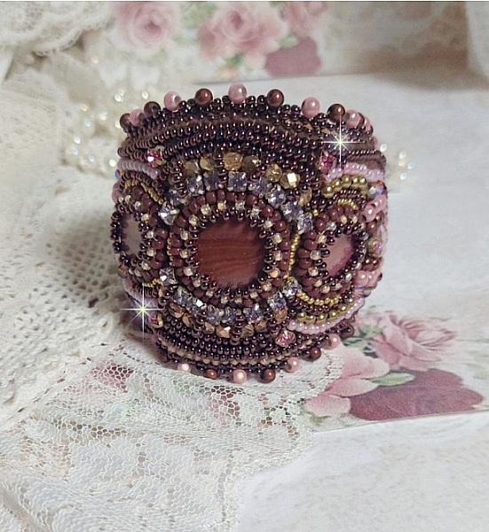 Romance manschettarmband broderat med mahognyp&auml;rlor och fr&ouml;p&auml;rlor i vintagestil.