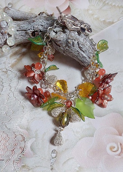 Bracelet gourmette argenté avec fleurs, feuilles et jade orange.