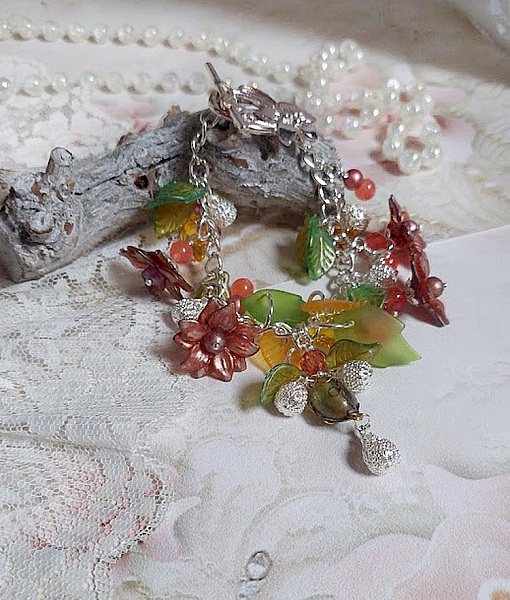 Bracelet gourmette argenté orné de fleurs et jade orange.