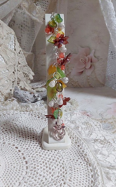 Bracelet gourmette argenté avec fleurs, feuilles et jade orange.