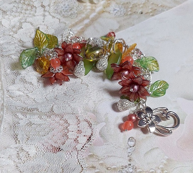 Bracelet gourmette argenté avec fleurs, feuilles et jade orange.