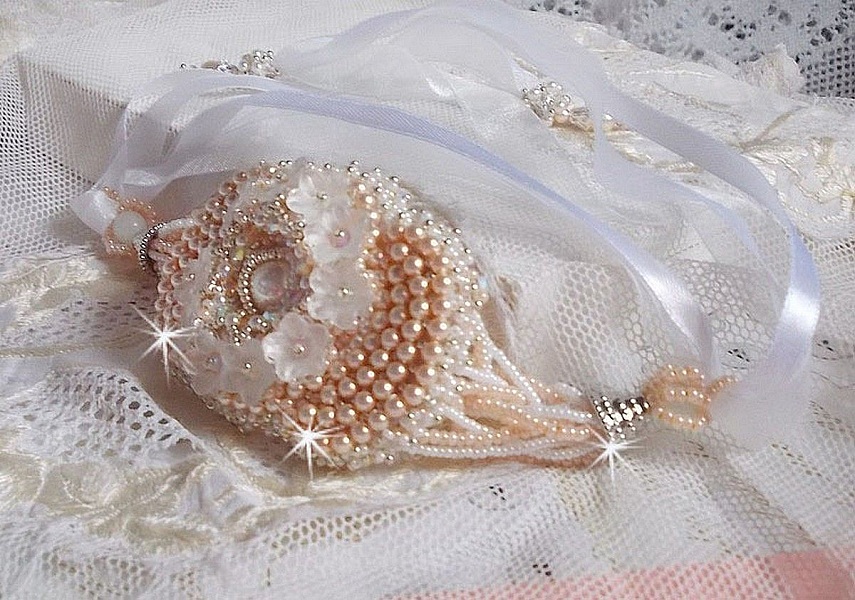 Bouquet d'un Jour-armband broderat med Swarovski-p&auml;rlor, Lucite-blommor, band och kvalitetsfr&ouml;p&auml;rlor.