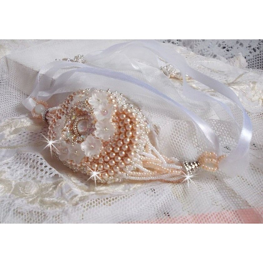 Bouquet d'un Jour-armband broderat med Swarovski-pärlor, Lucite-blommor, band och kvalitetsfröpärlor.