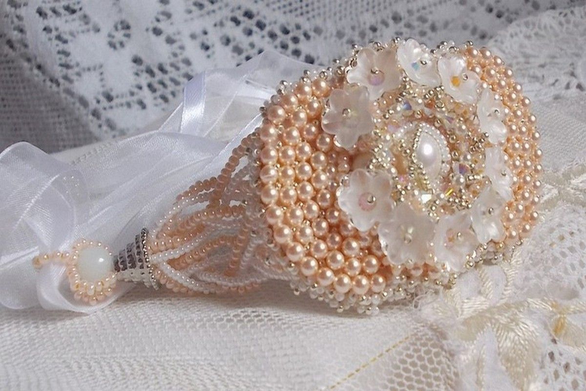 Bouquet d'un Jour-armband broderat med Swarovski-pärlor, Lucite-blommor, band och kvalitetsfröpärlor.