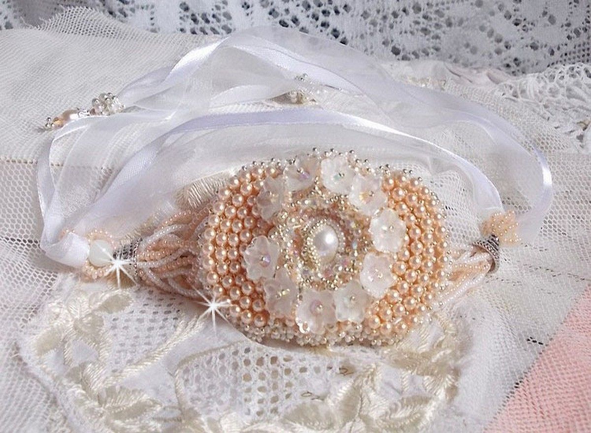 Bouquet d'un Jour-armband broderat med Swarovski-pärlor, Lucite-blommor, band och kvalitetsfröpärlor.