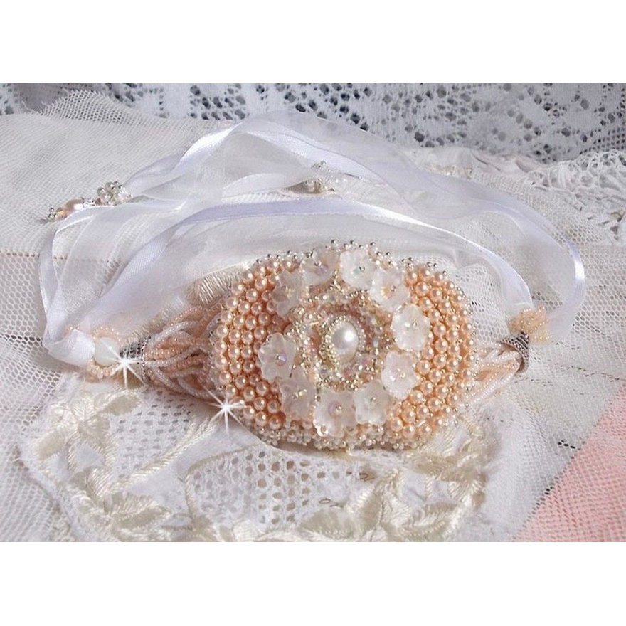 Bouquet d'un Jour-armband broderat med Swarovski-pärlor, Lucite-blommor, band och kvalitetsfröpärlor.