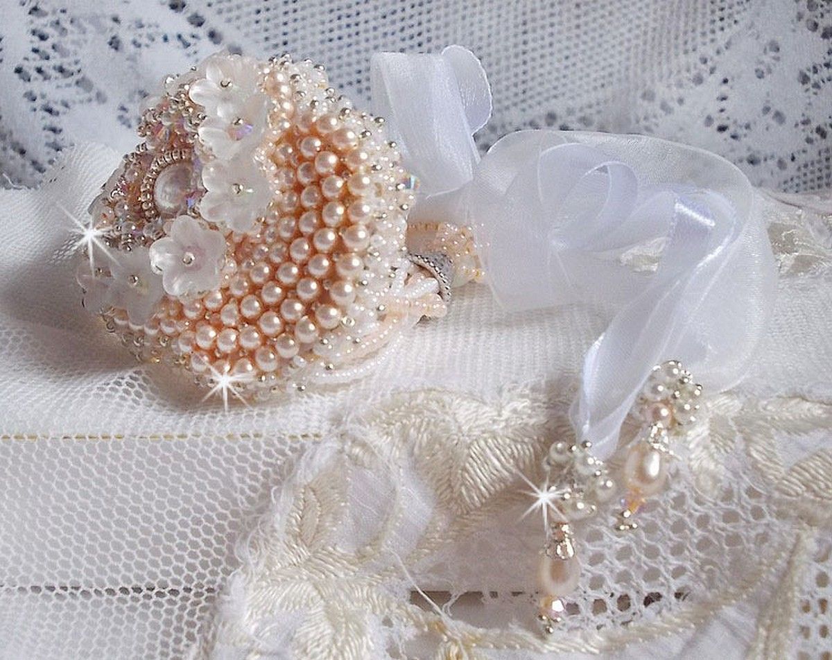 Bouquet d'un Jour-armband broderat med Swarovski-pärlor, Lucite-blommor, band och kvalitetsfröpärlor.