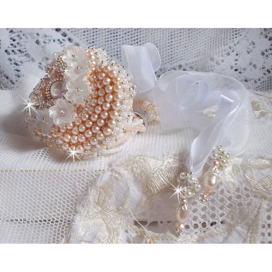 Bouquet d'un Jour-armband broderat med Swarovski-pärlor, Lucite-blommor, band och kvalitetsfröpärlor.