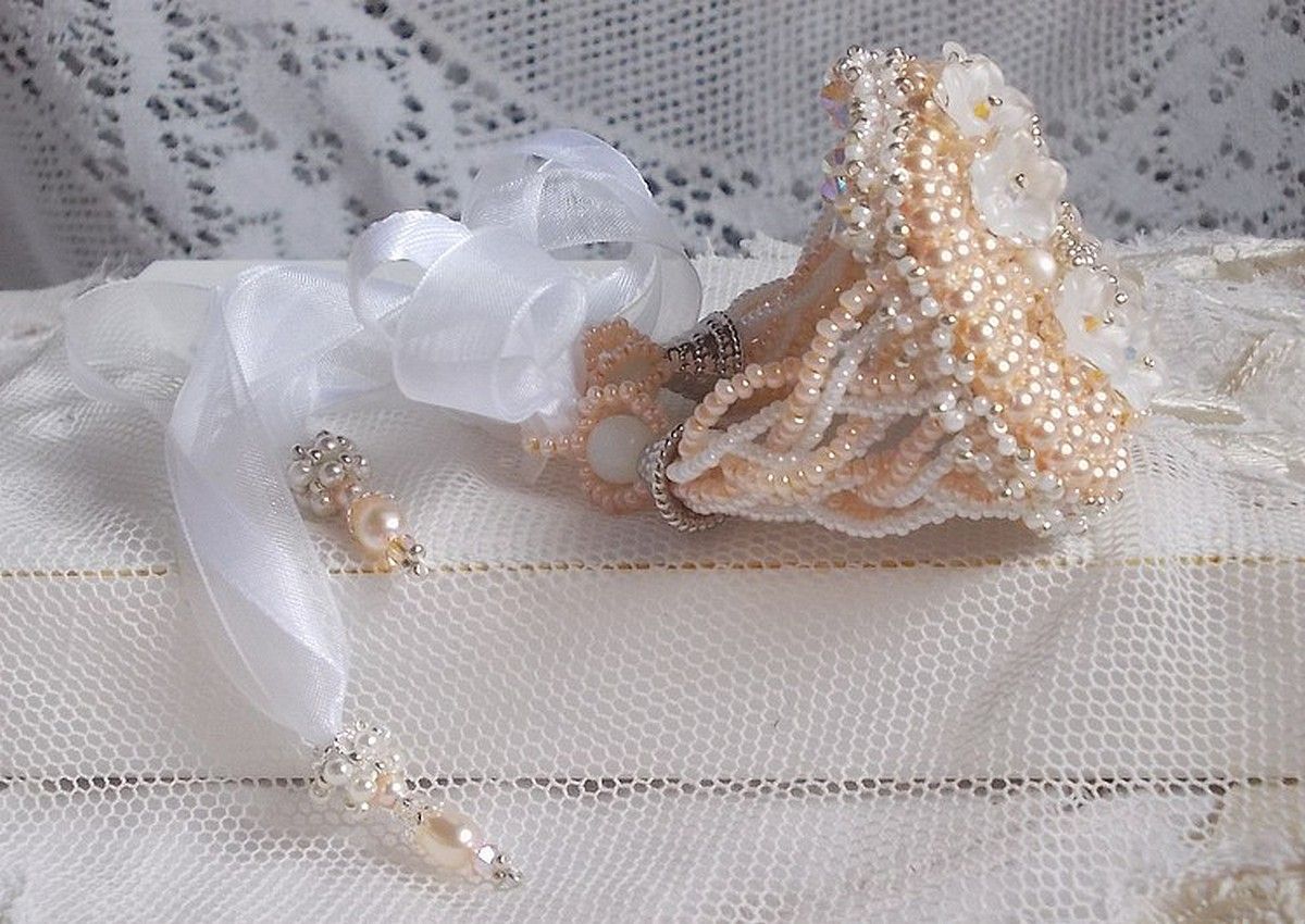 Bouquet d'un Jour-armband broderat med Swarovski-pärlor, Lucite-blommor, band och kvalitetsfröpärlor.
