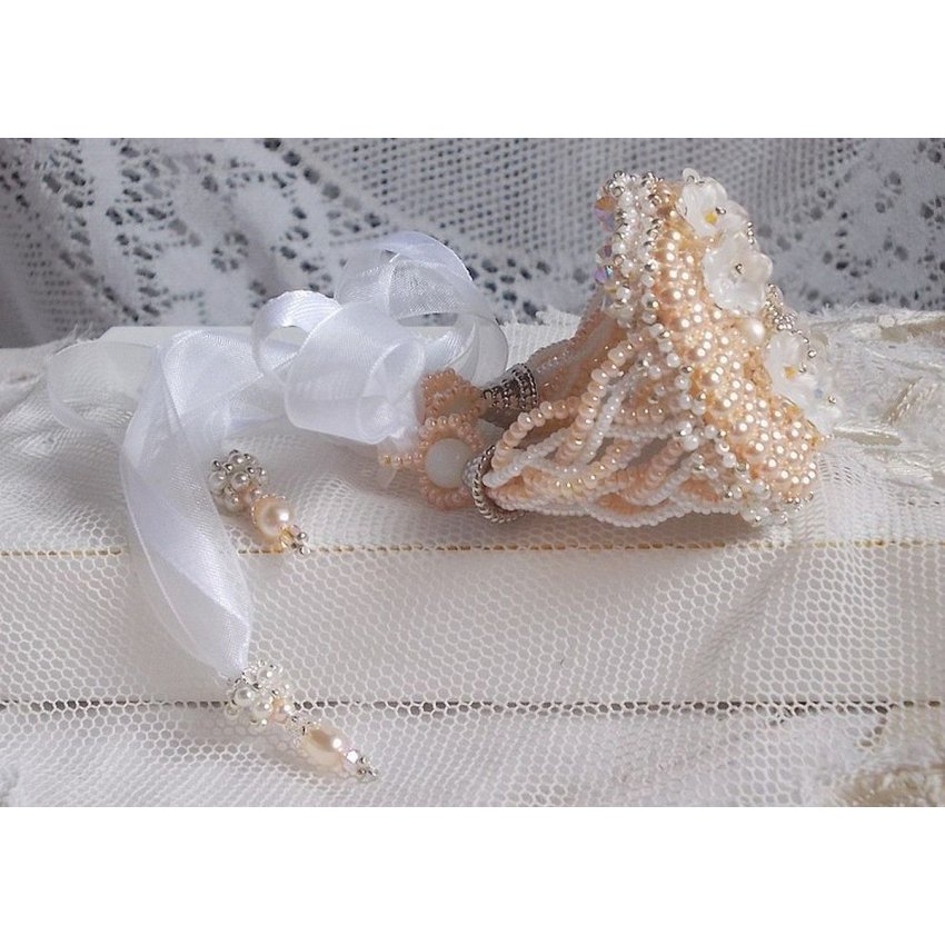 Bouquet d'un Jour-armband broderat med Swarovski-pärlor, Lucite-blommor, band och kvalitetsfröpärlor.