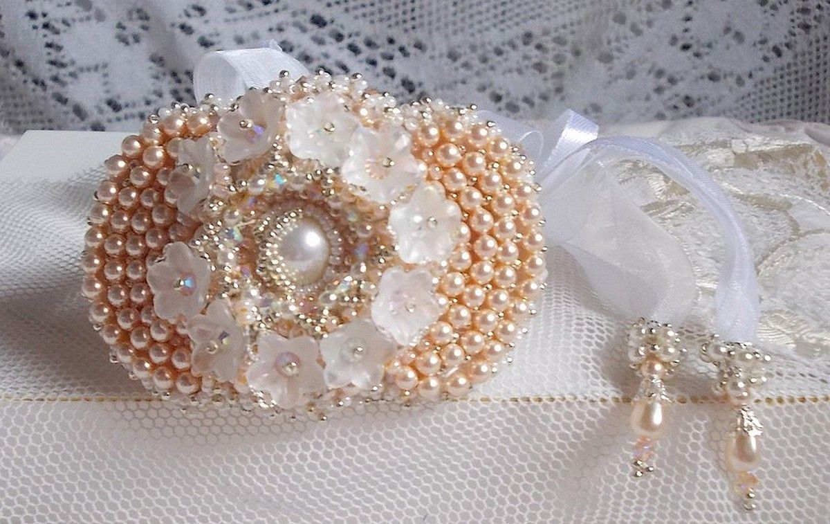 Bouquet d'un Jour-armband broderat med Swarovski-pärlor, Lucite-blommor, band och kvalitetsfröpärlor.