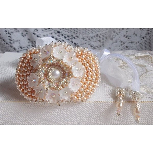 Bouquet d'un Jour-armband broderat med Swarovski-pärlor, Lucite-blommor, band och kvalitetsfröpärlor.