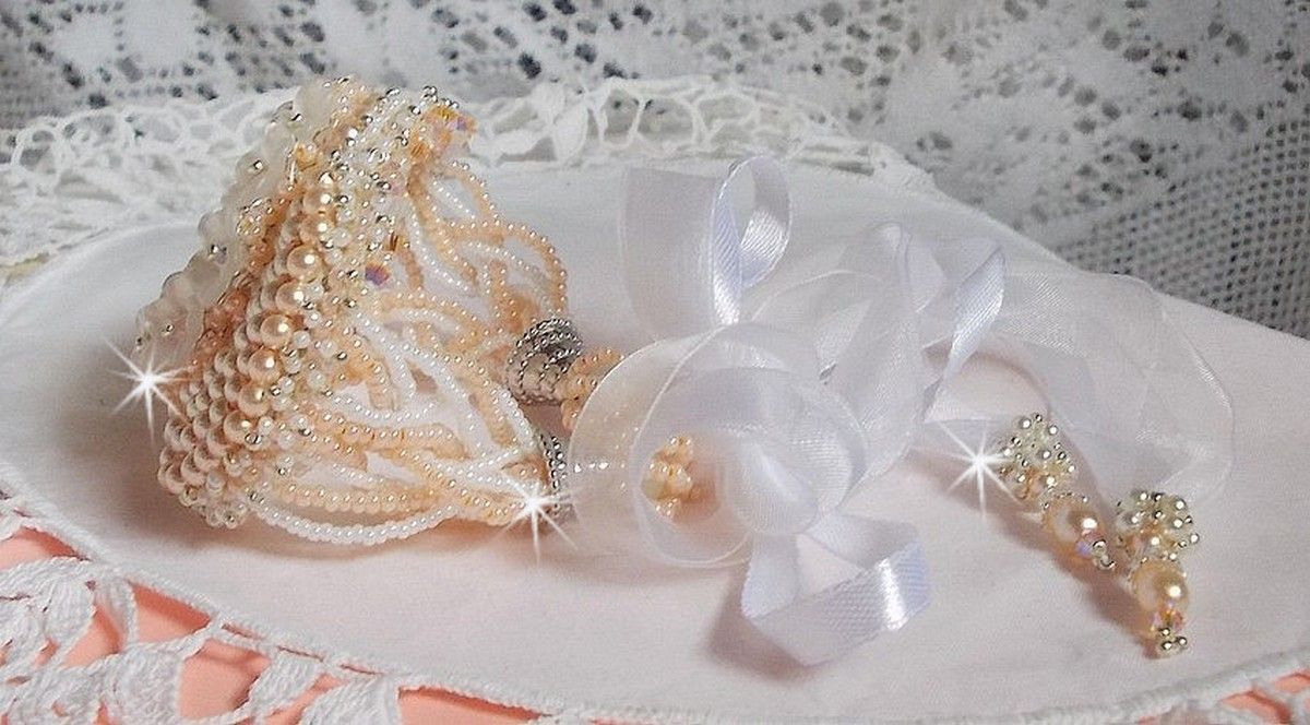 Bouquet d'un Jour-armband broderat med Swarovski-pärlor, Lucite-blommor, band och kvalitetsfröpärlor.